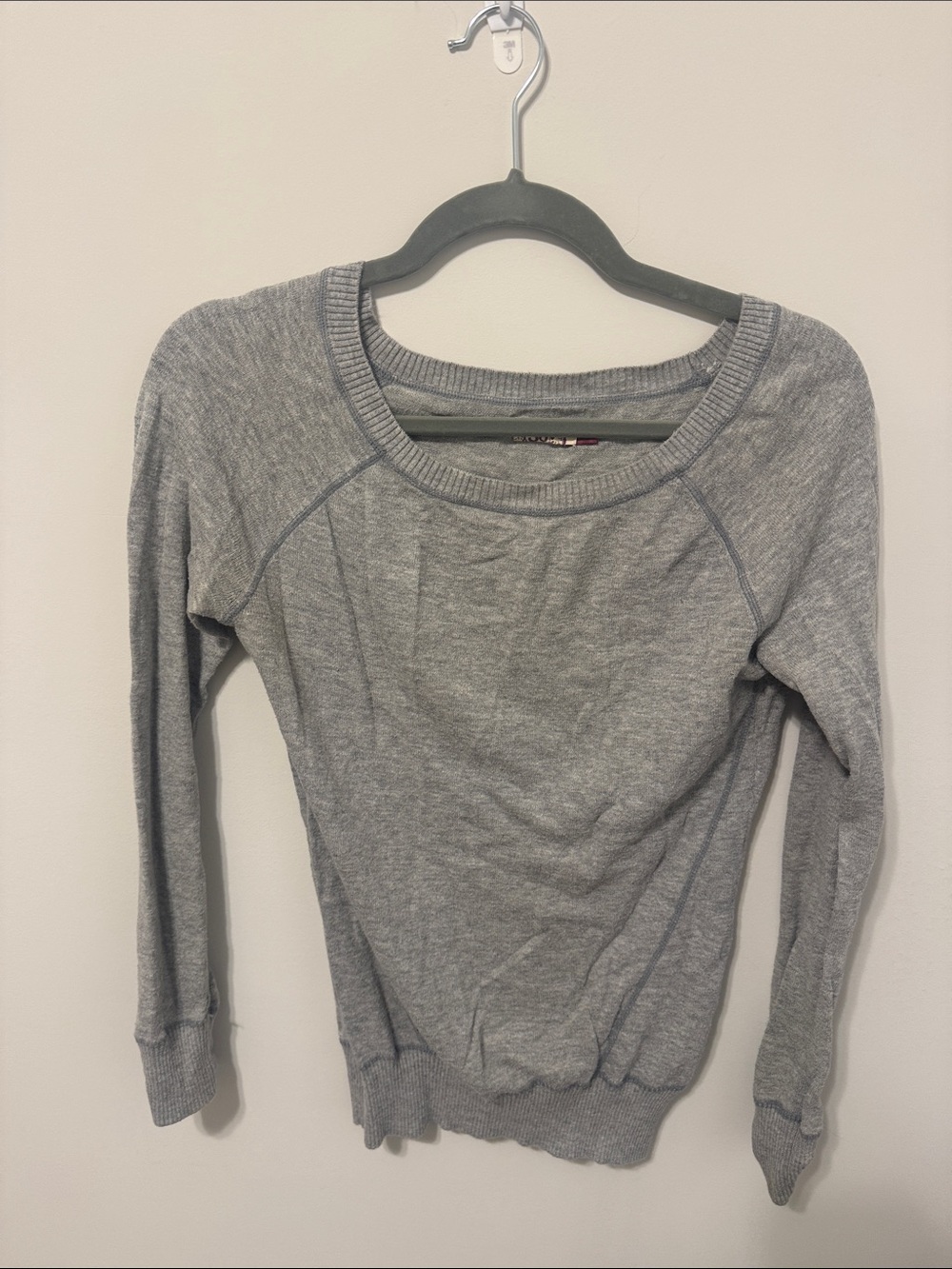 SO Women's Gray Scoop-Neck Long Sleeve Top